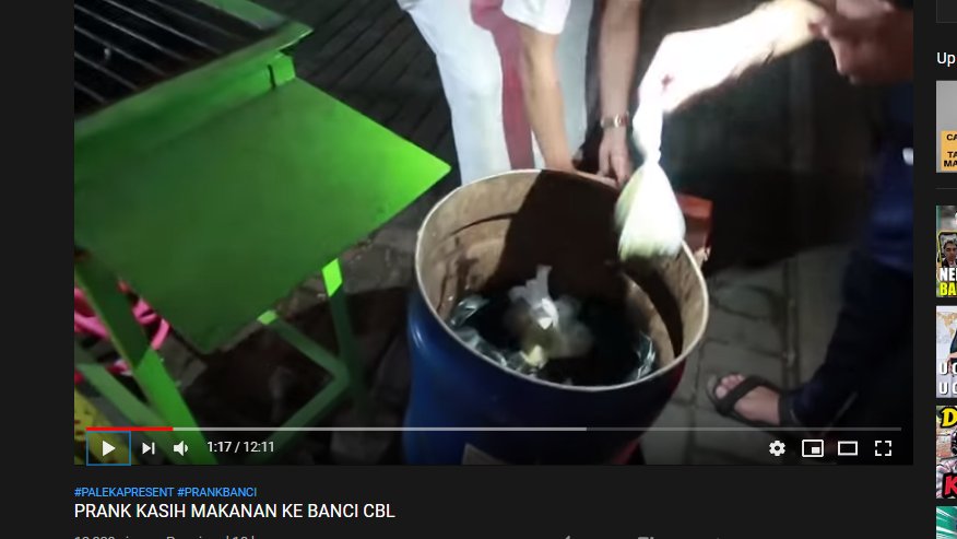 Si youtuber anjing ini namanya Ferdian Paleka.
Dia bikin prank bagi2 makanan ke dalam kardus mie instan, tapi isinya sebenernya sampah. Targetnya transpuan.
Lokasinya di Bandung.
IG nya ferdianpalekaa