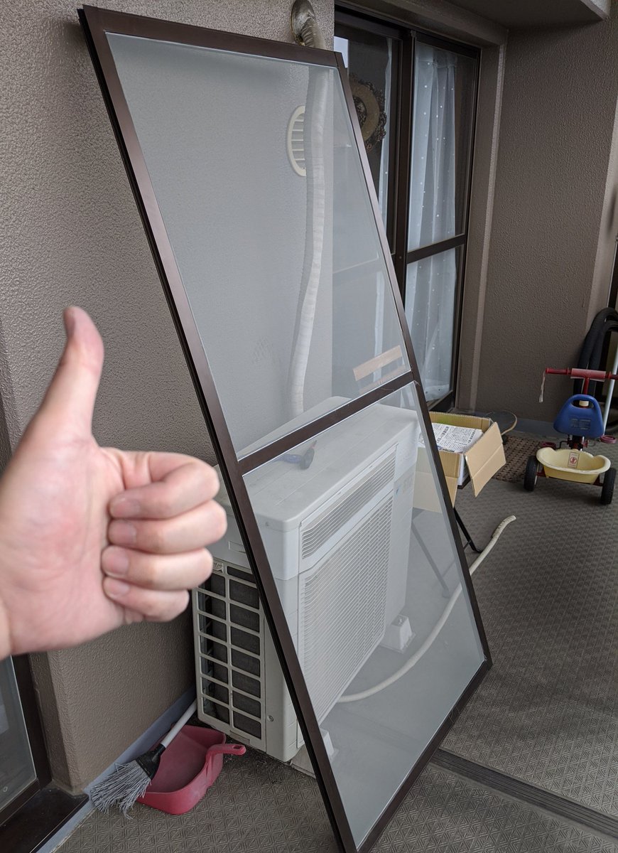 藤本ケン 暑くなってきたので端が破れて虫入り放題になっていた網戸を貼り替えました これで健康で文化的な暮らしを暮らしていけそうです 憲法記念日