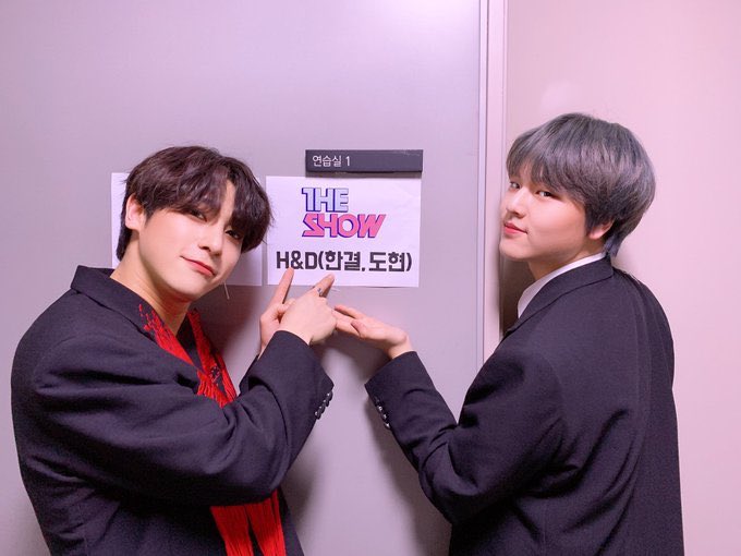 yangyangmalmal's tweet photo. 제발 정상적인 옷 좀 입혀달라고 눈물의 호소를 듣던 에첸디 스타일링팀은 이제 없ㄷr....
'정상'을 향해 달려가는 코디 unnie들의 미친 안목만이 남았을 뿐••••••• https://t.co/Mzb25lmgnF