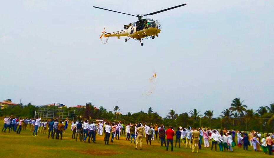 ShetSadanand's tweet photo. It was electrifying to see the #IndianNavy helicopters carrying out #flypasts above @GoaGmc and ESI Hospital #Margao #Goa to honour the heroic efforts of our #CoronaWarriors who have lifted the spirits of our nation.
Truly deserving!
@indiannavy https://t.co/ogOMHmNTYC