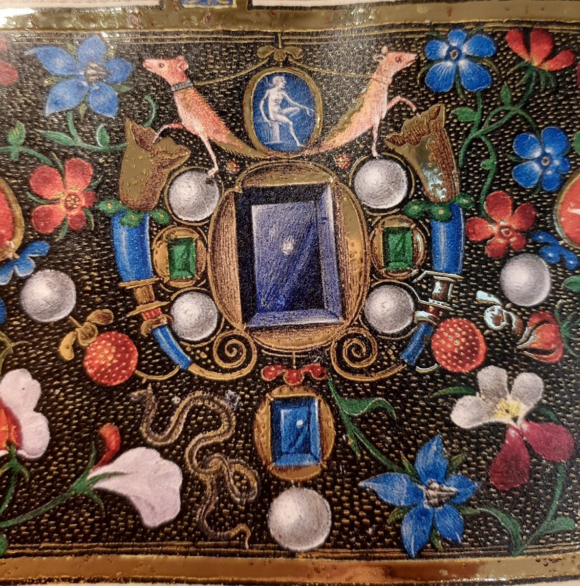 BarbieBertoni's tweet photo. Le cose più rare al mondo, dopo il buon senso, sono i diamanti e le perle. (Jean de la Bruyere)

Le pietre preziose adornavano il vasellame di corte, gli abiti delle dame, legature di libri particolarmente raffinati...
Dettaglio del facsimile del Breviario di Ercole I d'Este. https://t.co/5KwhuGe86w