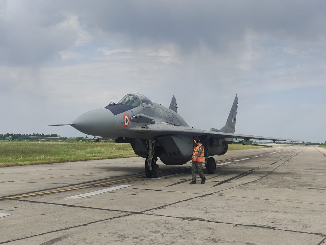 IAF_MCC's tweet photo. #IndiaSalutesCoronaWarriors

Aerial Salute by #Airwarriors to #CoronaWarriors .

Mig-29 UPG fighter aircraft of IAF getting airborne for training mission. The aircraft will also carry out aerial salute to express gratitude towards #CoronaWarriors.

@SpokespersonMoD https://t.co/GNTXwye0yD
