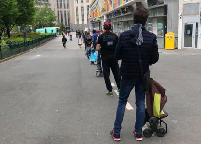 SO_digital's tweet photo. Les files d'attente devant les supermarchés sont devenues courantes depuis le début du confinement. A Sèvres, une application a été créée pour les connaître en temps réel et s'y rendre ainsi au bon moment. https://t.co/7JuaU9HAv0 https://t.co/ewnCJTB5Ka
