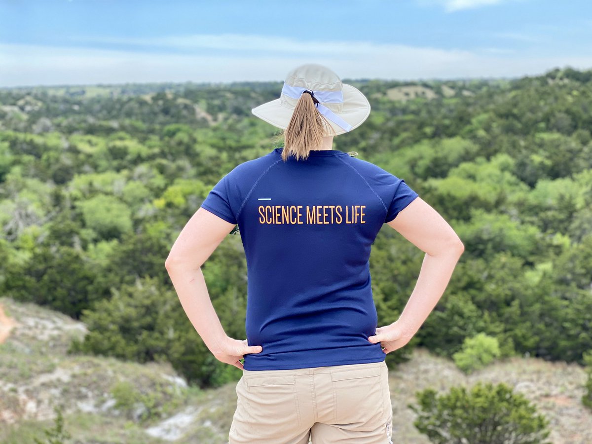 HeatherRicePhD's tweet photo. Took a break from grant writing to go on a socially-distanced hike up to “inspiration point” in @NoseState @OklahomaParks near where I grew up in #Oklahoma. Feeling inspired in my @VIBLifeSciences gear as a proud @CBD_VIB alum. #ScienceMeetsLife https://t.co/wDhLWRUBvz