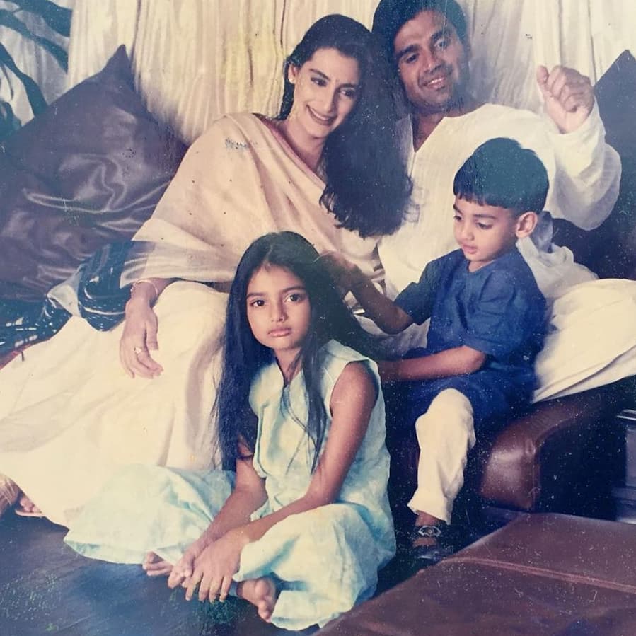 Throwback picture of #sunilshetty with wife #manashetty & kids #athiyashetty & #ahanshetty 
#stayhome #StaySafe
#gossipganj