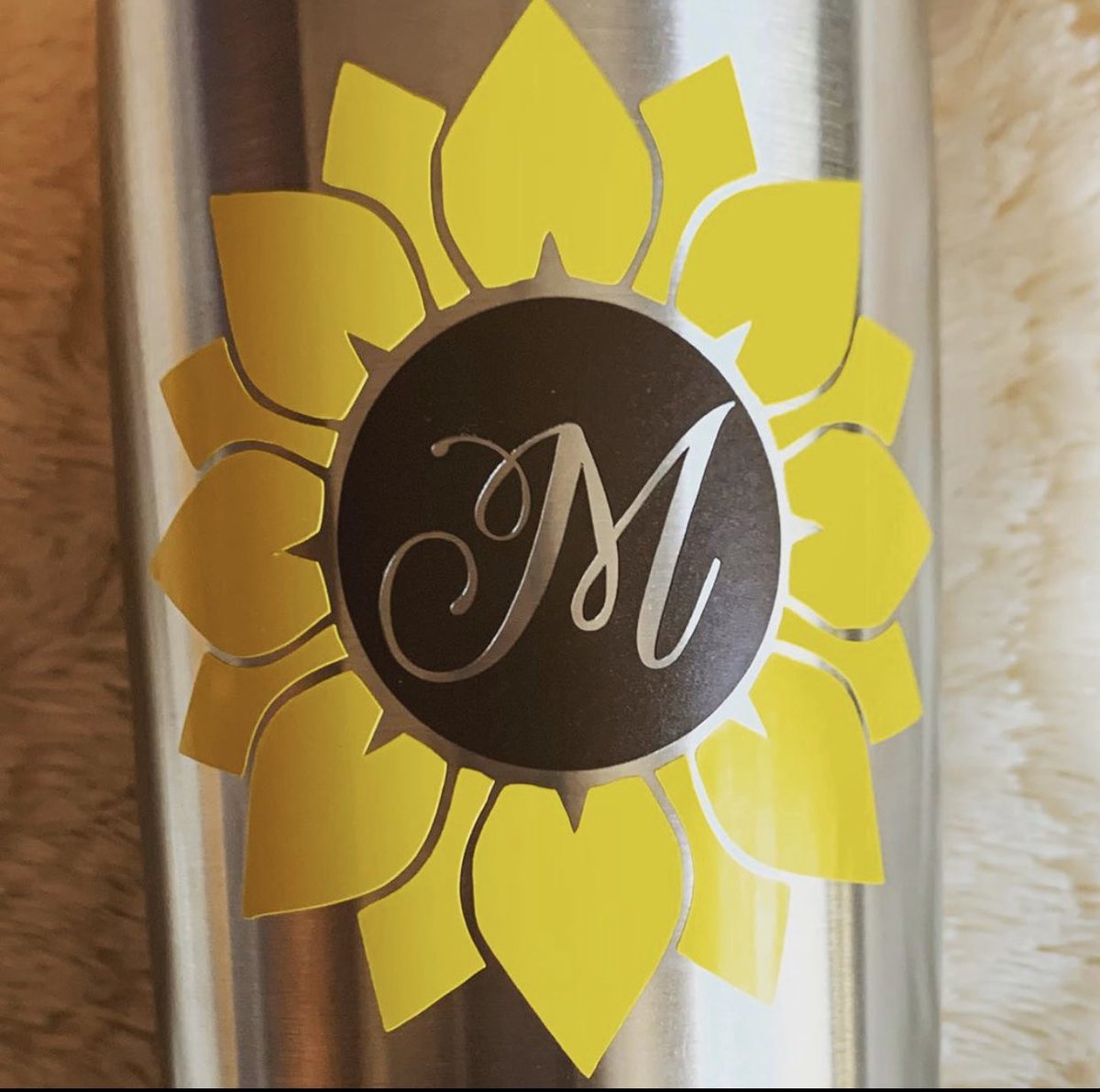 Monogrammingme1's tweet photo. Customized Sunflower Tumbler🌻 
.
.
.
.
.
#sunflower #tumbler #customtumbler #personalizedgifts #monogram #monogrameverything #designspace #monogrameverything #giftideas https://t.co/ACbzo5ghDM