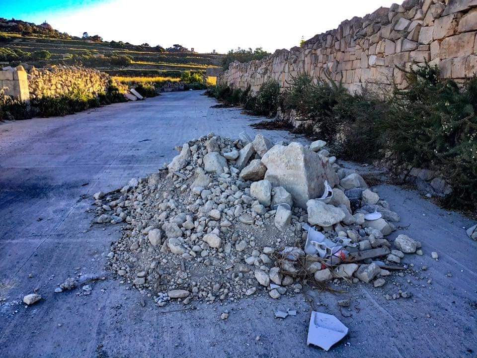 Marthese17's tweet photo. Ilbieraħ ▶️ @Rabat għadd ta’ ritratti li juru dan l-iskart li ntrema b’mod illegali u irresponsabbli minn xi wħud.
@deodebattista @JuliaFarrugia @Ramon  @cleansingMaintenance https://t.co/5AeLOK2DEX