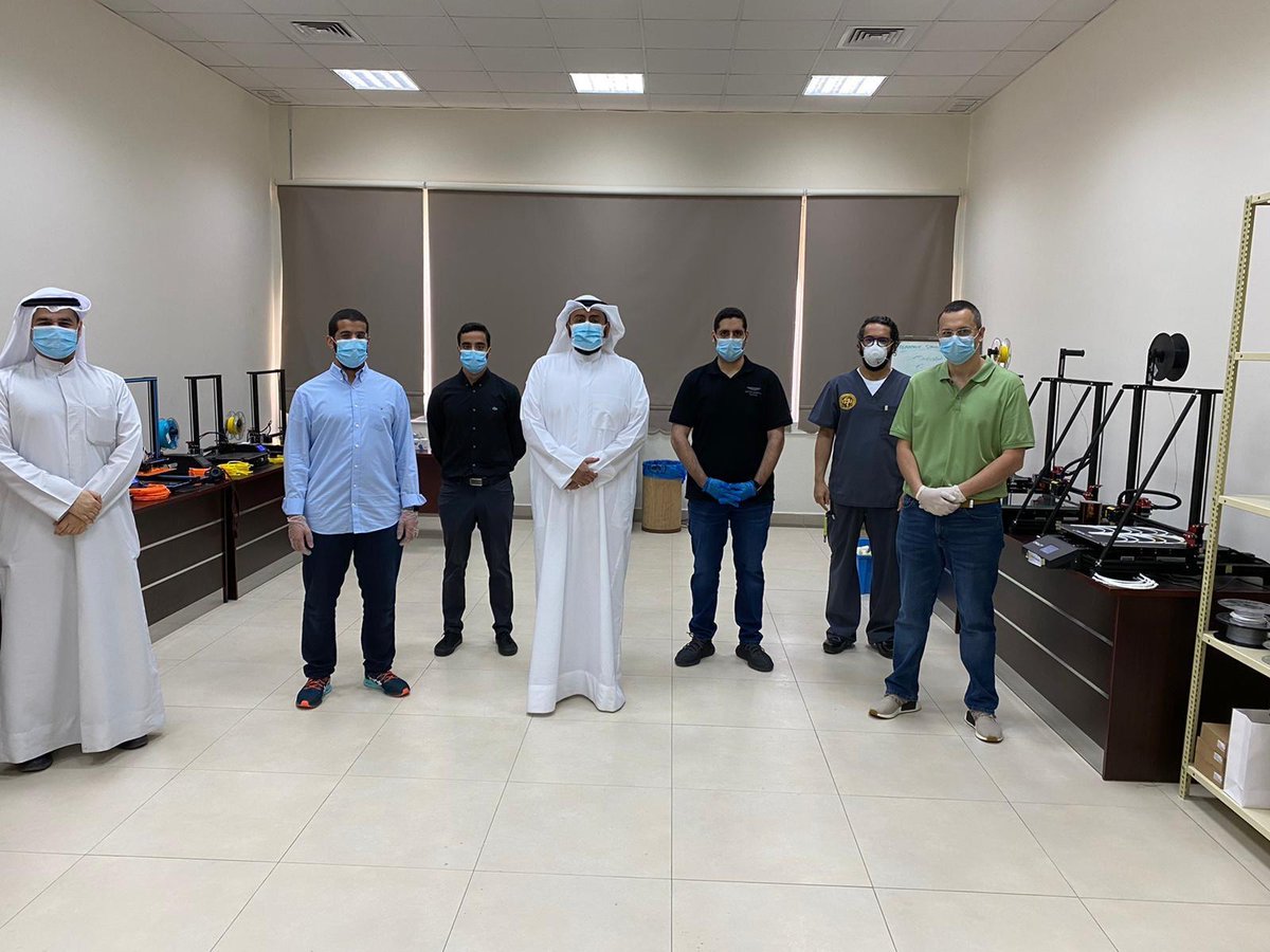 وزير الصحة الشيخ الدكتور باسل الصباح: "الشباب الكويتي أثبت قدرته في مواجهة الصعاب"
وذلك خلال زيارته مركز تدريب إدارة الطوارئ الطبية الذي تحول الى مصنع لإنتاج مسحات الأنف لتشخيص ⁧فيروس كورونا⁩ والدرع الواقي للوجه
#كونا #الكويت