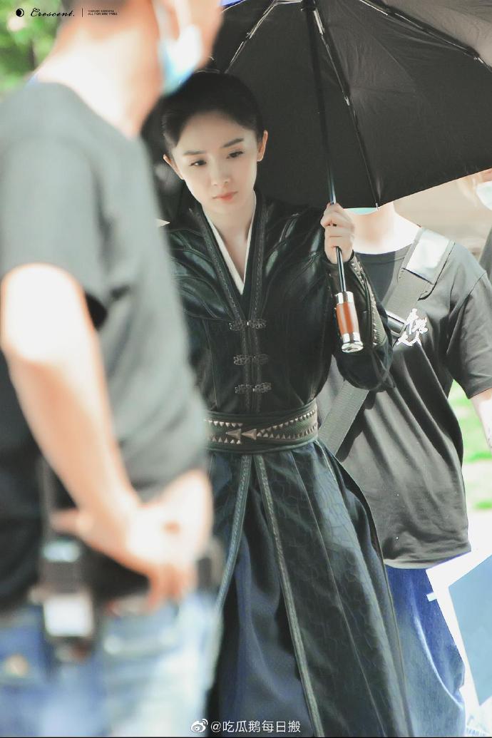 #楊冪 の画像。Cr:吃瓜鵝每日搬微博より。2020/05/03
https://t.co/T5IisKY98s
《#斛珠夫人》開機。
楊冪は、男装が似合うな~。
他の写真も、リンク先からご覧ください。 https://t.co/7MtHQOWgM0