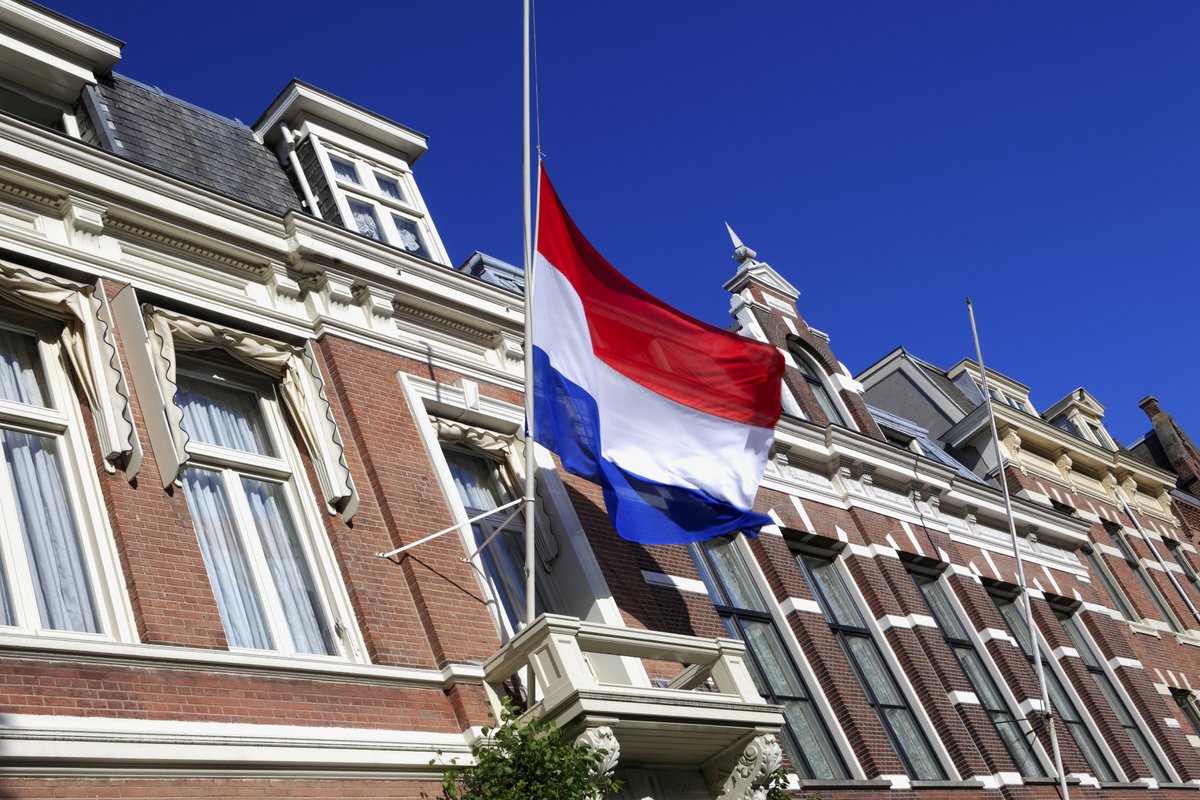 GemeenteEde's tweet photo. #Halfstok | Het @Comite4en5mei heeft de vlaginstructie voor #Dodenherdenking op 4 mei eenmalig aangepast. Dit jaar hangen we deze dag de #Nederlandsevlag tussen zonsopkomst en zonsondergang halfstok. https://t.co/JuqlVttS0X