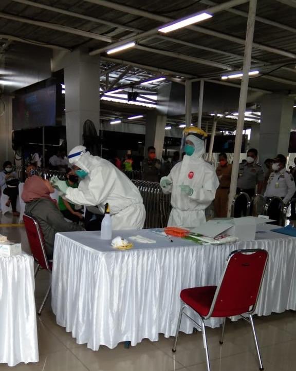 ridwankamil's tweet photo. 3 positif covid dari 325 penumpang KRL Bogor-Jakarta yg kami sampling dgn test swab PCR. Ini artinya KRL yg masih padat bisa menjadi transportasi OTG pembawa virus. PSBB bisa gagal. Sdh dilaporkan ke gugus tugas pusat &amp; kemenhub. Semoga ada respon terukur dari pihak operator KRL. https://t.co/VYsUnTL9FT