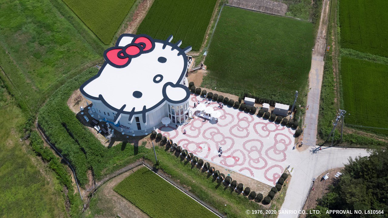 ハローキティショーボックス Hello Kitty Show Box オンライン交流会で使用できる 特別壁紙をプレゼント オンライン会議 ウェブ交流会などで使用できる特別壁紙を使って かわいいハローキティと一緒に おうち時間をお楽しみください Hello