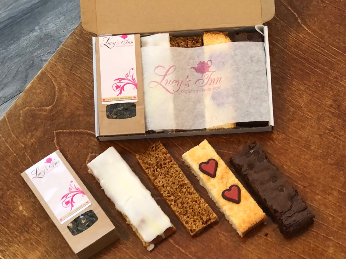 For The Sweetest Mum!
Moederdag PostNL doos. Het is een heerlijke verwennerij van 500gram met huisgemaakte Brownie, Flap Jack, Coconut slice en Lemon slice met Moederdag thee . Nu voor €19.50 excl. €4. verzending. En natuurlijk is er ook weer een Moederdag afhaal Tea!