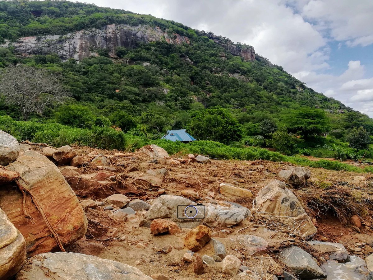 jakaizmnyamwezi's tweet photo. On 3rd April, in Kasigau, Tectonic forces formed new areas of land and made water draining naturally into depressions. #waterformation #tectonicforces #mudslides #volcanicactivity #kasigau #geology #geologists #geography #landformations #photography #photography #earthquake https://t.co/AXhWiWAGLc