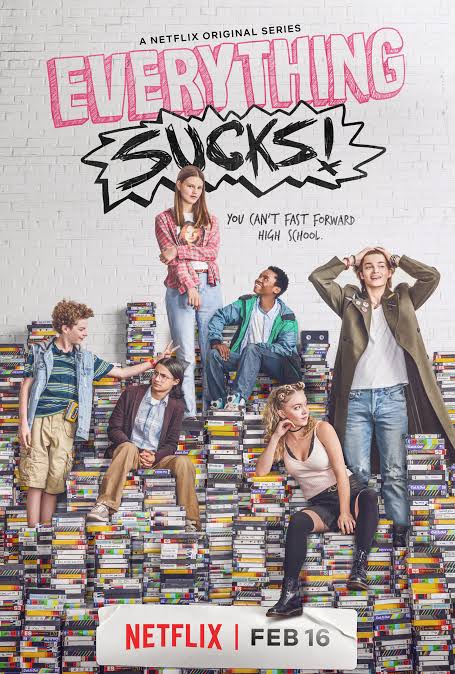 • Everything Sucks! •(Netflix | Comedy | 2018 | 1 season)Pada tahun 1990 di Oregon, anggota klub A/V di sekolah menengah berselisih dengan klub drama.