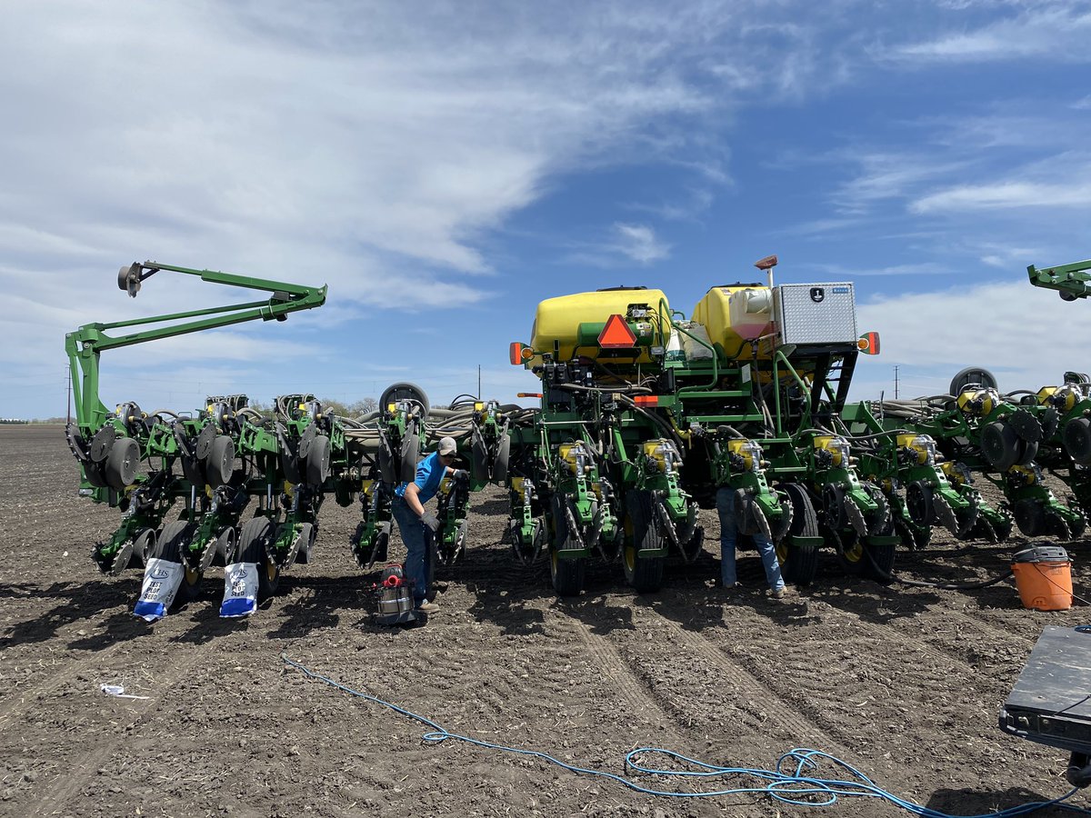 LonghenryAG's tweet photo. A beautiful day for an @AllegiantSeed Corn Plot! Thanks to @RealSkattum and Ross Johnson for the help! @CHSAgronomy @CHS_Brandon1 https://t.co/owPuFvjrFC