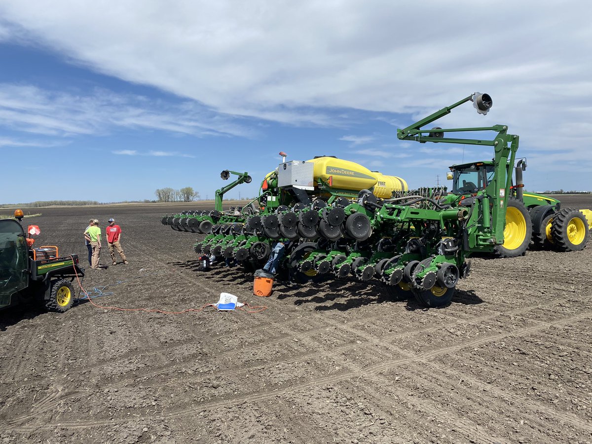 A beautiful day for an <a href="/AllegiantSeed/">AllegiantSeed</a> Corn Plot! Thanks to <a href="/RealSkattum/">Tanner Skattum</a> and Ross Johnson for the help! @CHSAgronomy @CHS_Brandon1
