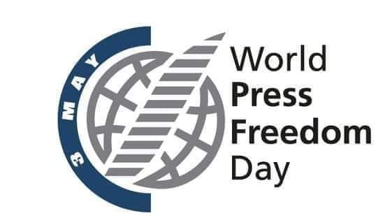 Ayeshakofficial's tweet photo. #3rd_May 
#WorldPressFreedomDay
میرے ہاتھ میں قلم ہے میرے ذہن میں اجالا
مجھے کیا دبا سکے گا کوئی ظلمتوں کا پالا

مجھے فکر امن عالم تجھے اپنی ذات کا غم
میں طلوع ہو رہا ہوں تو غروب ہونے والا

#عالمی #یوم #آزادی #صحافت https://t.co/iYSFQlUOpn