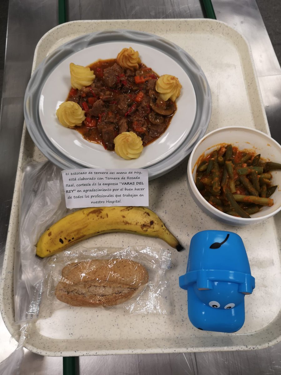 SanidadGobCan's tweet photo. 🍲🏥Un rico menú (adaptado a cada necesidad) en el #DiaDeLaMadre para pacientes y profesionales de guardia del Hospital Universitario Nuestra Señora de Candelaria: habichuelas rehogadas, estofado de ternera Rosada Real y puré duquesa y, de postre, torrija con crema de vainilla 😋 https://t.co/KcZ7Jxi7LP