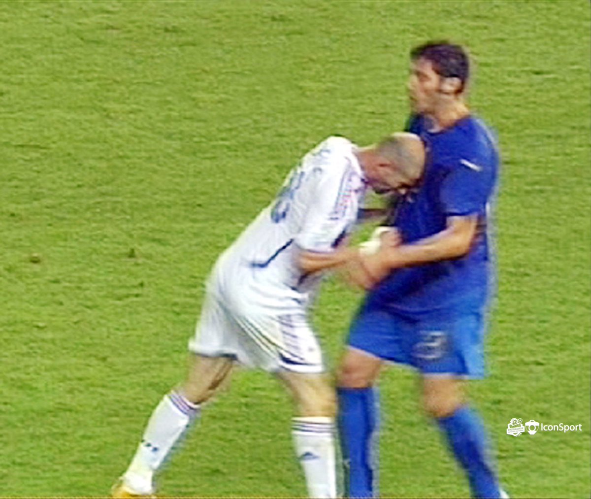 Footballogue's tweet photo. [#CM2006🏆] Materazzi🗣 : "Nous avions eu des contacts dans la surface de réparation. Au troisième contact, j'ai froncé les sourcils. Il m'a dit qu'il me donnerait son maillot plus tard. J'ai répondu que je préférais sa sœur."

(@CorSport) https://t.co/PxRHWLj5E0