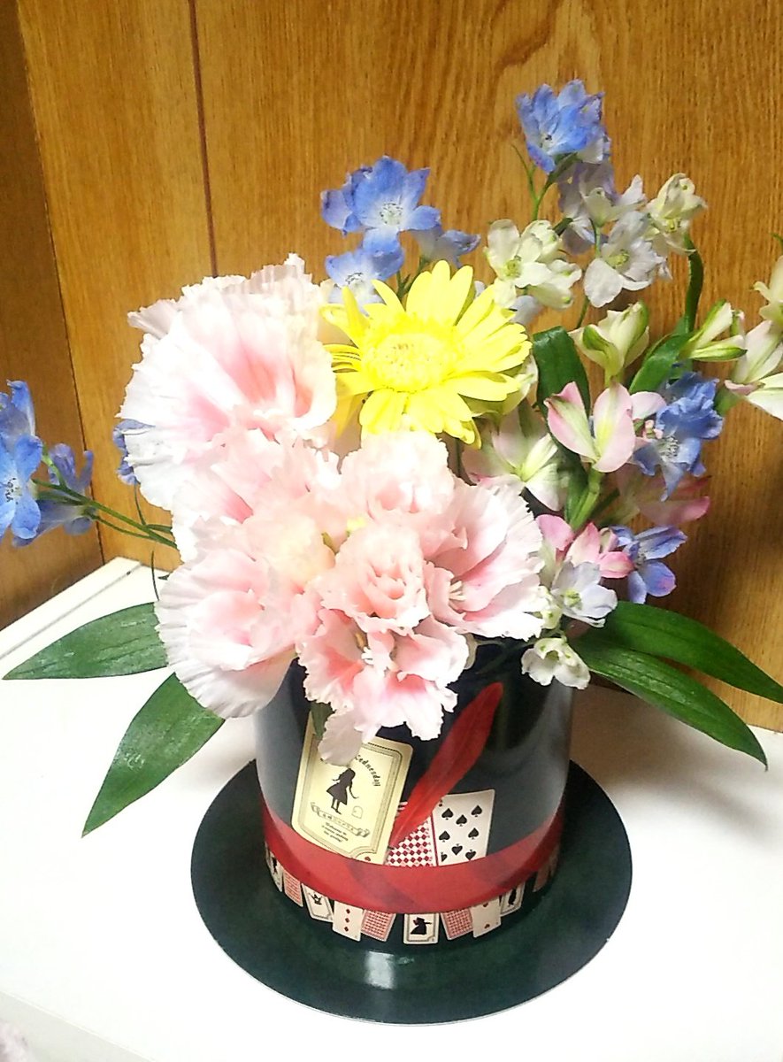 flowerchalleng's tweet photo. 出来ましたっ
左のは水曜日のアリスで買ったお菓子箱を使ってます(*´∇｀*)
今回はオアシスを使いましたっ
学校の授業以外で触るの初めてです♪
身近な物を使ってアレンジメントをするの楽しいですね✨

#ステイホーム  #お家で過ごそう
#フラワーアレンジメント #flowerchallenge https://t.co/0xSQq9O6Ky