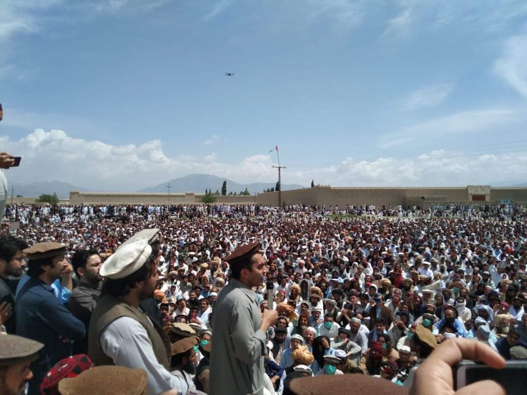 TOLOnews's tweet photo. مراسم به خاک سپاری عارف وزیر، یکی از رهبران جنبش حفاظت از پشتون‌ه�� که روز شنبه در شفاخانه‌ای در شهر اسلام‌آباد درگذشت، در وزیرستان جنوبی برگزار شد.

عارف وزیر روز جمعه در وزیرستان جنوبی هدف حملۀ مسلحانه افراد ناشناس قرار گرفته بود. https://t.co/s5vKZT1u2Y