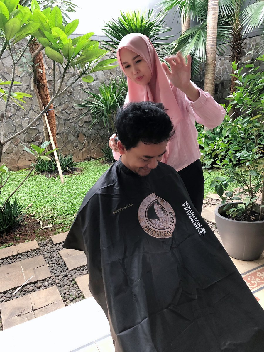 Felicialuthfi's tweet photo. Apakah ini yg di namakan new normal?? Profesi tambahan buat ibu rumah tangga saat ini.. 
😂😂😂😂😂😂 https://t.co/fvbqeX6InA