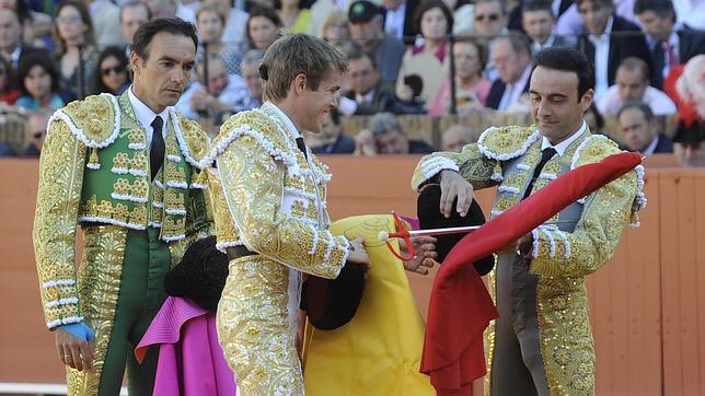cuartotercio's tweet photo. 🗓Efemérides 3 de Mayo

👉 1973 Paquirri corta dos orejas 

👉1998 Paco Ojeda torea como rejoneador en Sevilla

👉2014 Alternativa de Javier Jiménez. Alternaba con Ponce y El Cid

👉2019 Roca Rey corta dos orejas https://t.co/T4kLzA7IQi