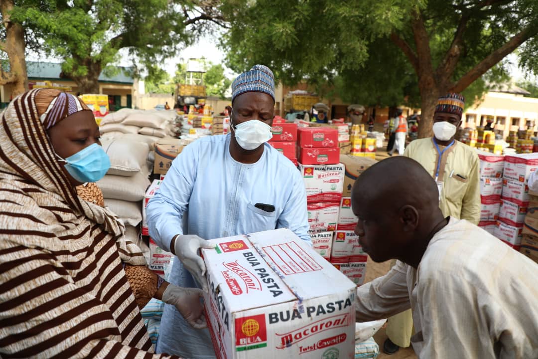 8:55am 3rd May 2020
Bolori: 5,000 widows, aged, vulnerables get @ProfZulum’s palliatives.. https://t.co/9mnS7dD0tu https://t.co/clzQZMLqn2