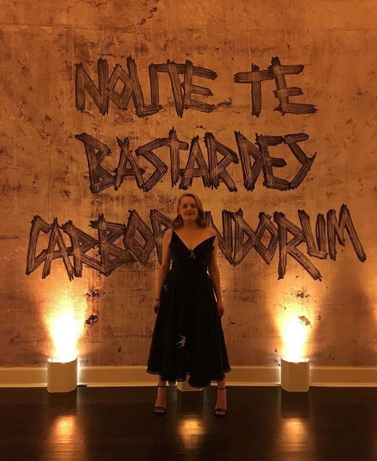 EmmaNYTimes's tweet photo. « Un monde meilleur, ce n'est pas un monde meilleur pour tous. Cela veut forcément dire qu'il sera pire pour certains. » Cette phrase glaçante est issue de #TheHandmaidsTale - La Servante écarlate.
#MakeGileadFakeAgain #Blessedbethefight @MargaretAtwood https://t.co/ljlNYWfM6R