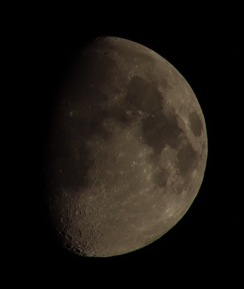 lou81_'s tweet photo. Taken at 1:17am this morning. Really pleased with it as I guessed the settings. Would like a bit more detail and a crisper image so I’ll try a different lens next time. #Astrophotography #completebeginner #wasfreezingcold #canon250d @CanonUKandIE https://t.co/hdrV3Gi9WB