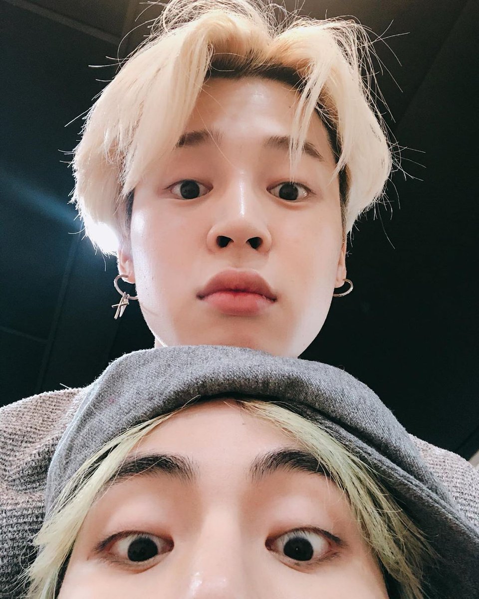 YuiNoona's tweet photo. I like you guys, I hope you all continue success사랑해💜
#BTS_OF_THE_DAY #BTSARMY #BTSV #BTS_twt #BTSJIMIN #BTS_concert_at_home #ARMY_MISS_BANGTAN #ARMYSelcaDay #armybomb #taekookday #army_project #JIMIN #JIMIN비율천재 #JIMINBag https://t.co/rdVD7UZPMd