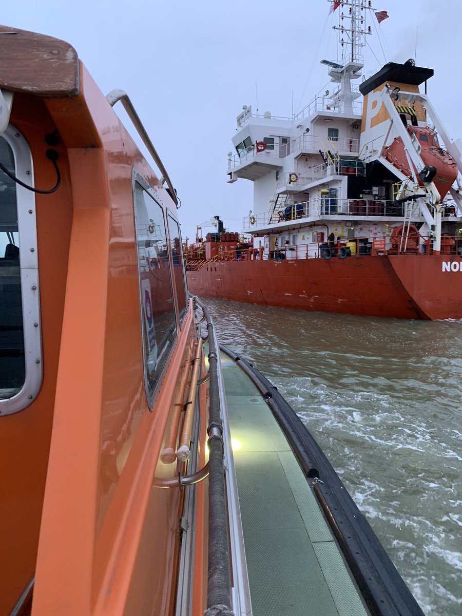 GrahamTassell's tweet photo. @LondonPortAuth @BBCNaga @BBCBreakfast @KMGravesend A couple of photos from last night shift on the Port of London Pilot Cutter #keeptherivertraderunning https://t.co/m5Bh0Aw8zK