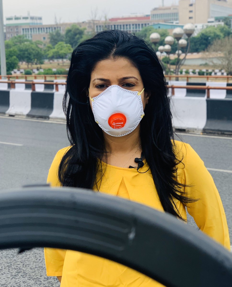 anjanaomkashyap's tweet photo. मुझे तोड़ लेना वनमाली, 
उस पथ पर देना तुम फेंक,
मातृभूमि की सेवा करने,
जिसपथ जाएँ स्वास्थकर्मी अनेक...
योद्धाओं का योद्धाओं को संदेश...फूल, पत्थरों पर भारी हैं। एम्स में सेना ने कोरोना वॉरियर्स पर पुष्पवर्षा की! https://t.co/lxgOy32EOO