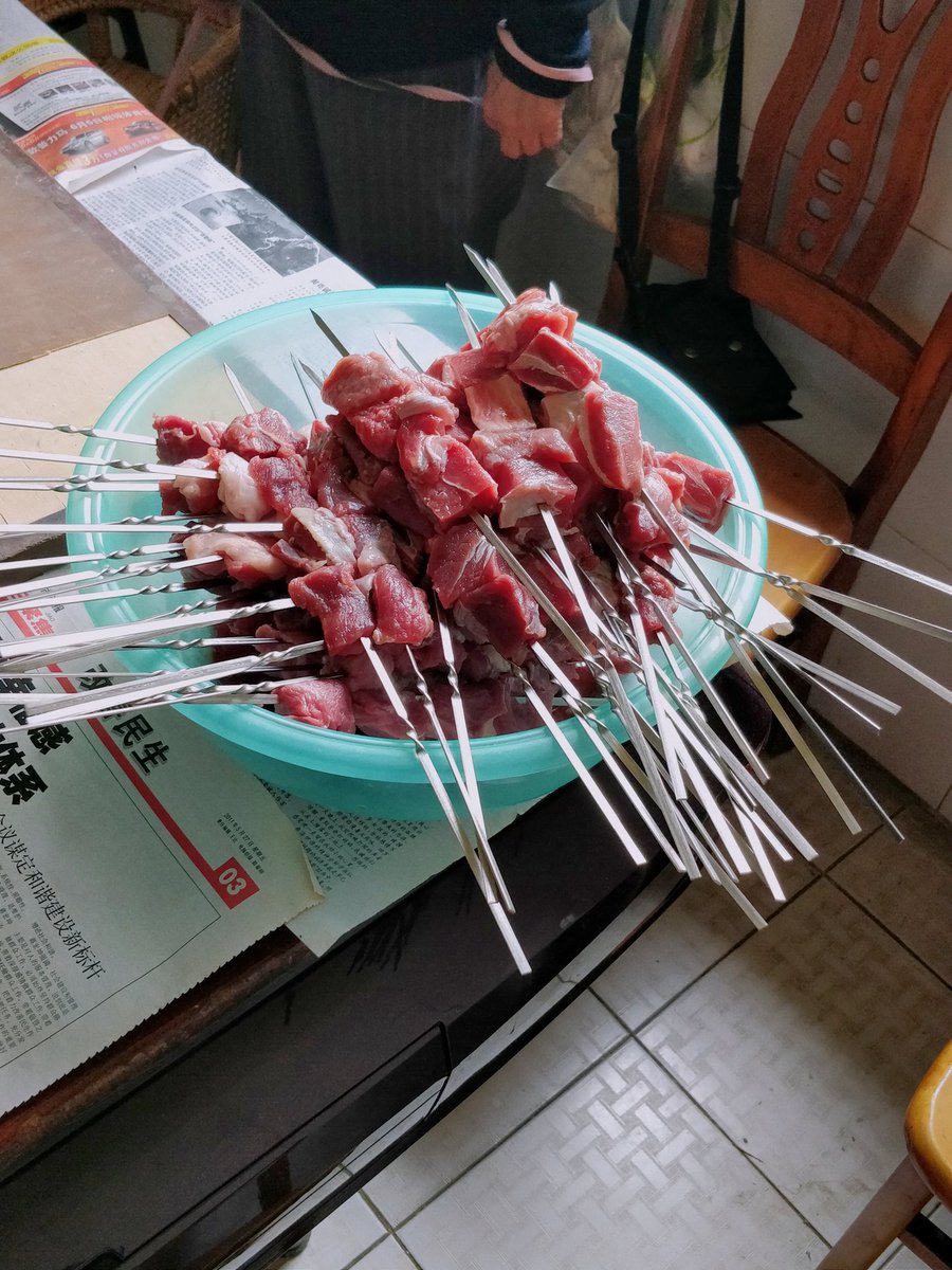 vance0714's tweet photo. BBQ！还有生蚝！看到那个牛蛙了吗？！！！我真的很讨厌吃牛蛙。🤢而且这个好像一个人！我的朋友觉得看起来很美味🤔🙄🙄🙄我不相信！我不吃！

中国苏州今天35℃ 这样的大热天吃室内烧烤！😂😂是需要勇气的 我的朋友很辛苦感谢他！ #BBQ #Dinner  #supper  ありがとうございました!! https://t.co/yfKczLnfDK
