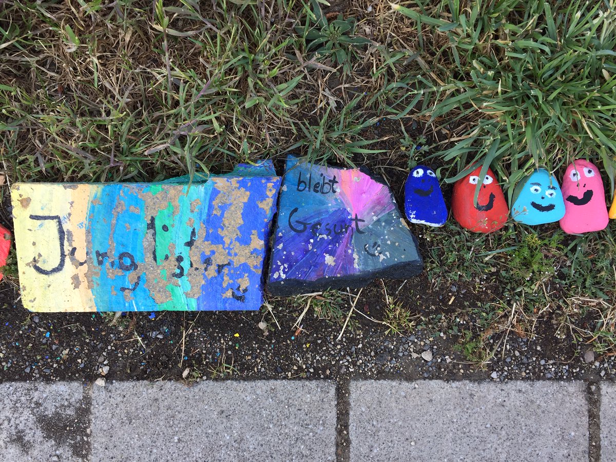 LucMarteling's tweet photo. Faarweg a méisproocheg Ofwiesslung an der #Corona-Zäit: D'#Steeschlaang zu #Jonglënster tëschent #Cipa a #Spillplaz schwätzt e puer #Sproochen! Steeschlaange gëtt et jo op e sëllege Plazen, de Begrëff kënnt och an de #Covid19Glossaire am #LOD vum @den_ZLS: https://t.co/aoEnWCdvXb https://t.co/htdhiUcD0m