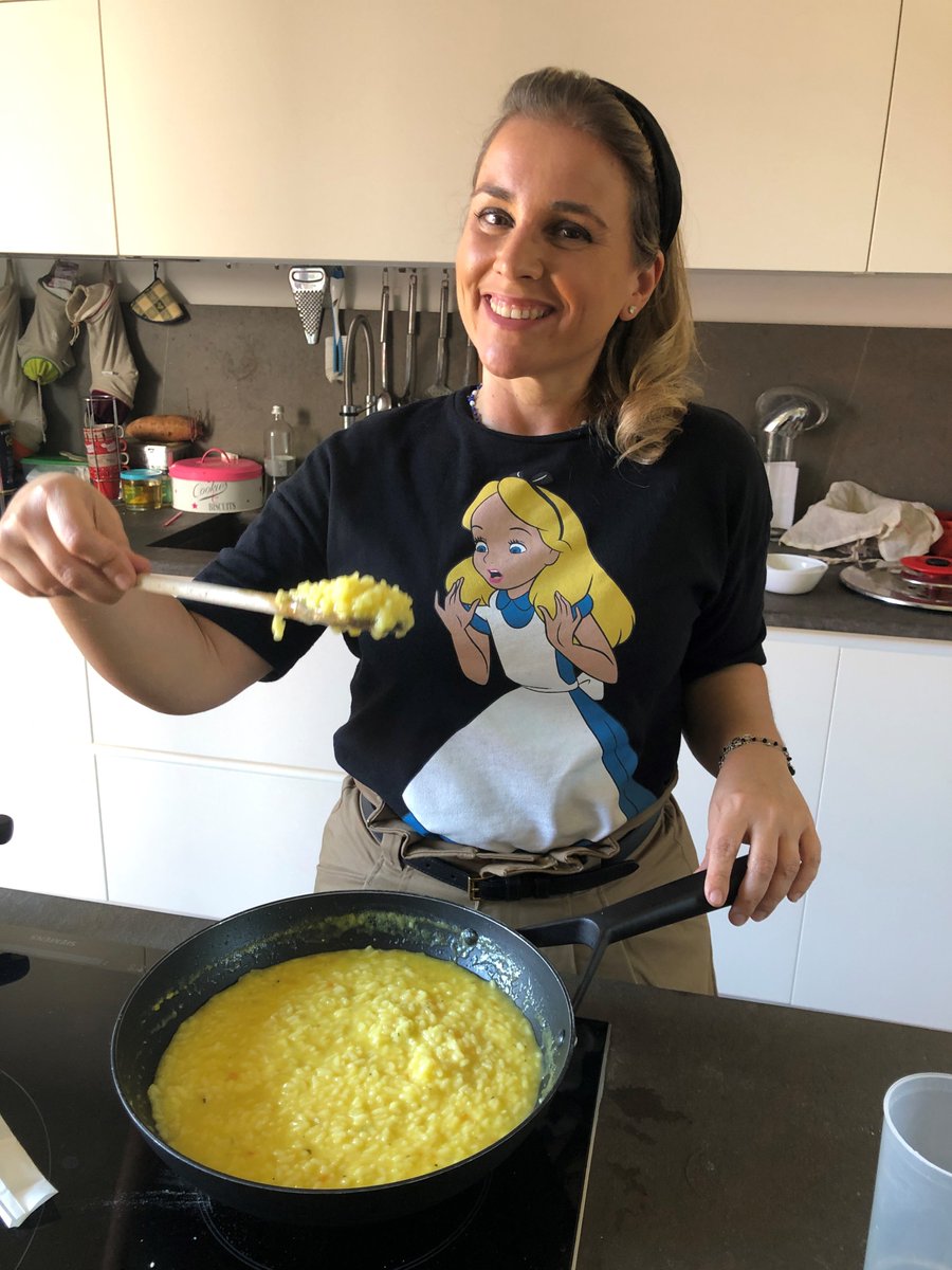 DiscoveryItalia's tweet image. #AscoltiTv: ottimi ascolti per il canale del gruppo #Discovery, @FoodNetworkIT. Molto bene la premiere di #GiusinaInCucina che ha raggiunto 206.000 spettatori (1,4% shr, + 80% vs sabato precedente). Prosegue il successo di #FattoInCasaPerVoi con 264.000 spettatori (1,5% shr)