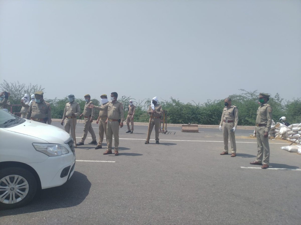 mathurapolice's tweet photo. पुलिस अधीक्षक, नगर @Ashokips68rr द्वारा #NH_02 मथुरा-आगरा बाँर्डर पर #Lockdown3 को प्रभावी बनाने के लिए कार्यरत पुलिसकर्मियो को चैक कर उन्हे प्रभावी चैकिग करने तथा अनावश्यक रुप से #INTER_DISTRICT यात्रा करने वालो के विरुद्द वैधानिक कार्यवाही तथा करने हेतु निर्देशित किया गया। https://t.co/3d1zfQ7tX7
