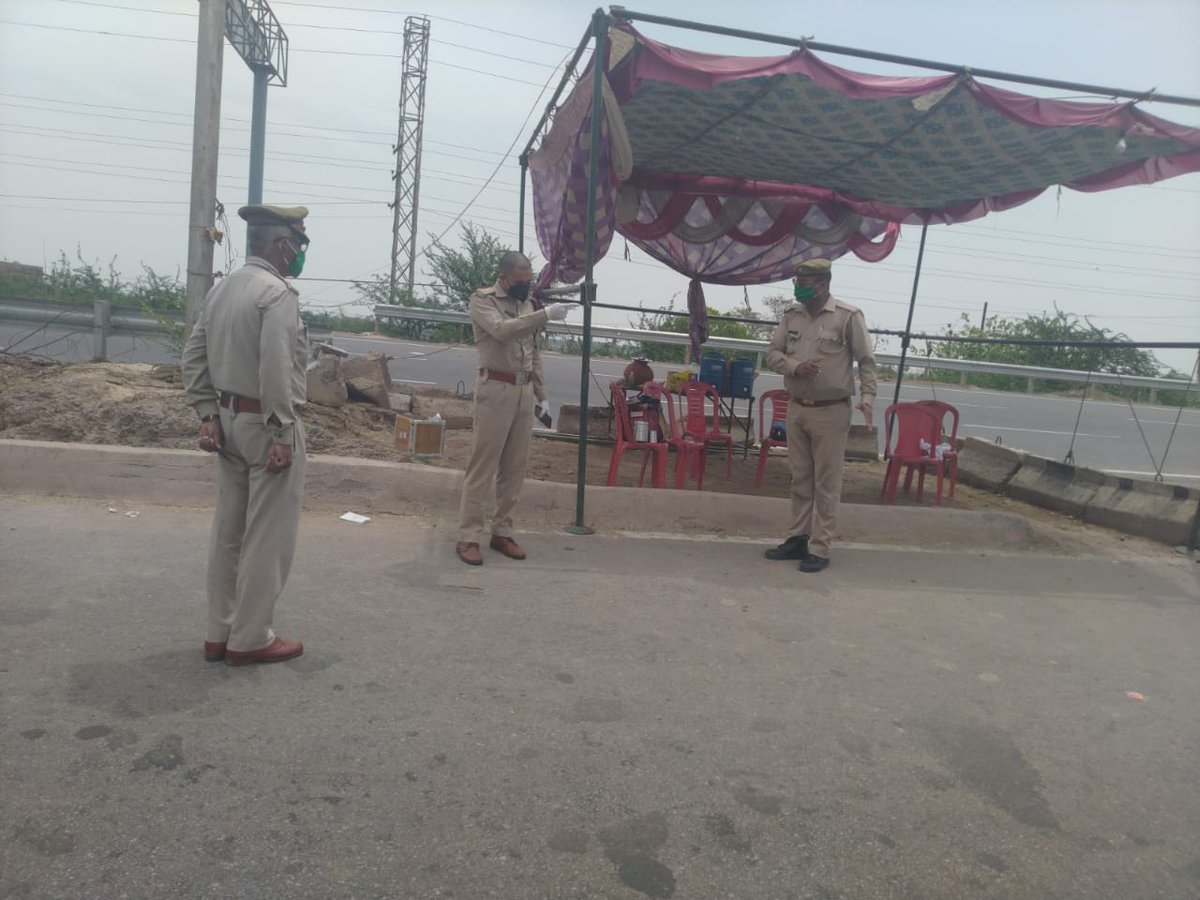 mathurapolice's tweet photo. पुलिस अधीक्षक, नगर @Ashokips68rr द्वारा #NH_02 मथुरा-आगरा बाँर्डर पर #Lockdown3 को प्रभावी बनाने के लिए कार्यरत पुलिसकर्मियो को चैक कर उन्हे प्रभावी चैकिग करने तथा अनावश्यक रुप से #INTER_DISTRICT यात्रा करने वालो के विरुद्द वैधानिक कार्यवाही तथा करने हेतु निर्देशित किया गया। https://t.co/3d1zfQ7tX7