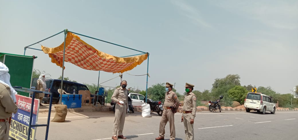 mathurapolice's tweet photo. पुलिस अधीक्षक, नगर @Ashokips68rr द्वारा #NH_02 मथुरा-आगरा बाँर्डर पर #Lockdown3 को प्रभावी बनाने के लिए कार्यरत पुलिसकर्मियो को चैक कर उन्हे प्रभावी चैकिग करने तथा अनावश्यक रुप से #INTER_DISTRICT यात्रा करने वालो के विरुद्द वैधानिक कार्यवाही तथा करने हेतु निर्देशित किया गया। https://t.co/3d1zfQ7tX7