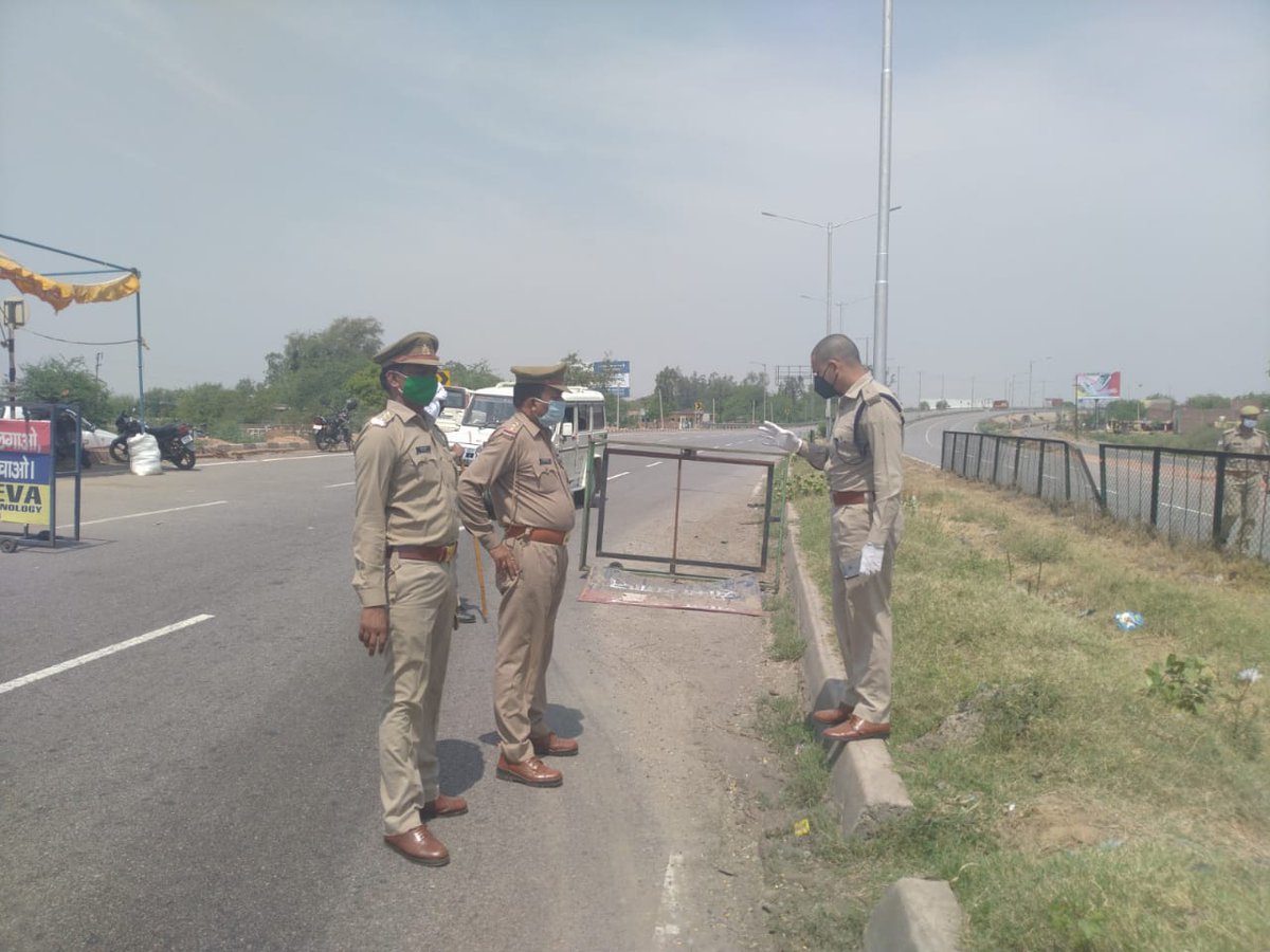 mathurapolice's tweet photo. पुलिस अधीक्षक, नगर @Ashokips68rr द्वारा #NH_02 मथुरा-आगरा बाँर्डर पर #Lockdown3 को प्रभावी बनाने के लिए कार्यरत पुलिसकर्मियो को चैक कर उन्हे प्रभावी चैकिग करने तथा अनावश्यक रुप से #INTER_DISTRICT यात्रा करने वालो के विरुद्द वैधानिक कार्यवाही तथा करने हेतु निर्देशित किया गया। https://t.co/3d1zfQ7tX7
