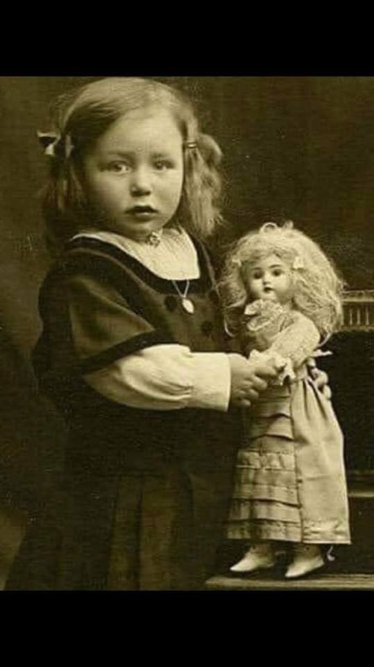 tarrott's tweet photo. Ο Φραντς Κάφκα,σαραντάρης (1883-1924), που δεν είχε παντρευτεί ποτέ και δεν είχε παιδιά,περπατούσε κείνη τη μέρα
 σ΄ένα πάρκο του Βερολίνου, όταν συνάντησε ένα κορίτσι που έκλαιγε απαρηγόρητα επειδή είχε χάσει την αγαπημένη του κούκλα. Έψαξε μαζί με το παιδί για την κούκλα https://t.co/Ty80cCFqVV