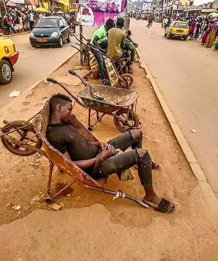 Une grosse pensée à tout nos frères et Soeurs qui bataillent dur pour avoir de quoi manger...

Qu'Allah Les Aide🙏...