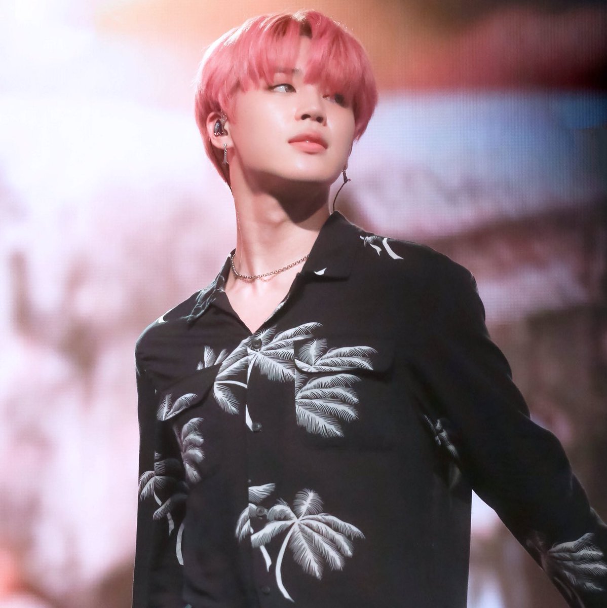 bubgcf's tweet photo. #jikookau —𝑟𝑒𝑛𝑑𝑒𝑧𝑣𝑜𝑢𝑠

in which model jm is asked about jk, indie band Glow's lead singer, but he said he didn't know who he is and fans assume that something happened between them since jk is asked about jm as well and his answer is completely different from jm's https://t.co/xEolOj3adI