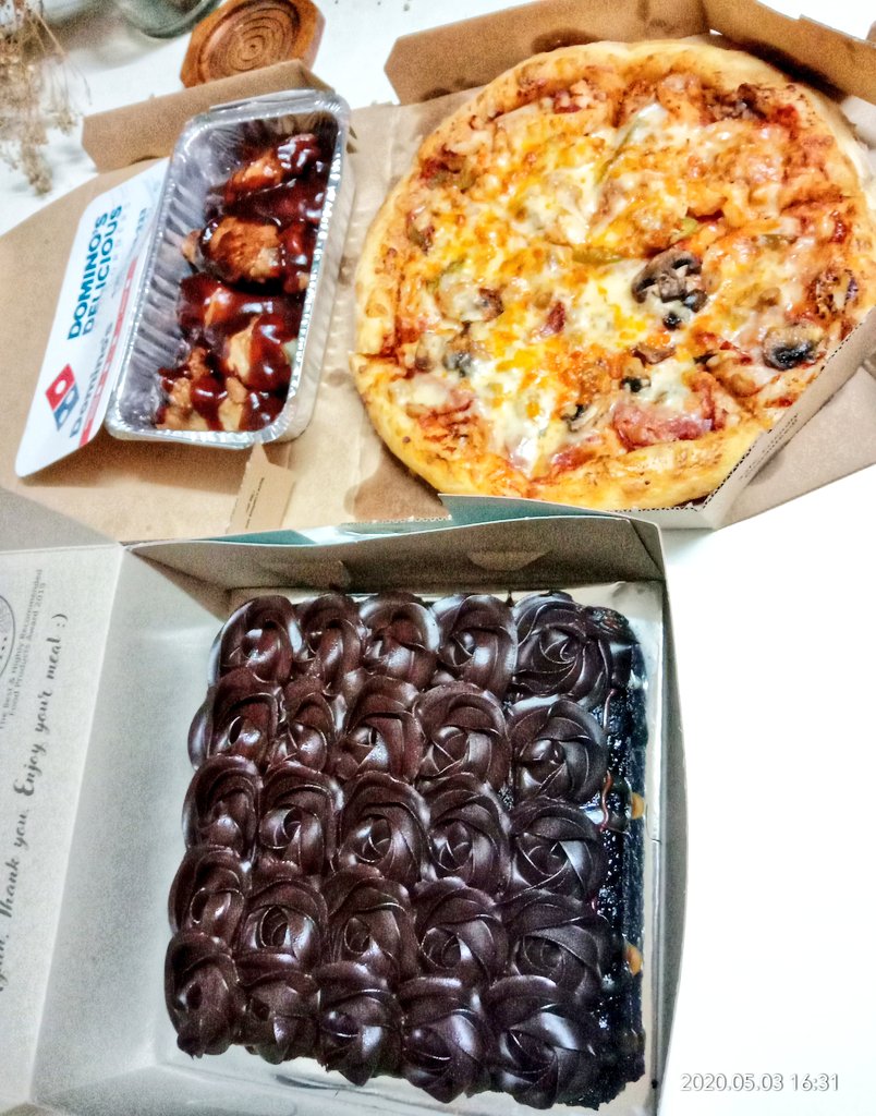 _Ayu_ismail's tweet photo. Saprais tak saprais.. walaupon sambut birthday sengsorang, dapat hadiah dari Cik & Mok tiba².
Thank you guys. Baru nak sendu tiba² happy turun naik amik hadiah & treats.
Love u both 3500.
#3rdOfMay
#birthdaytreat
#birthdaygift https://t.co/aHXeHZn6S8