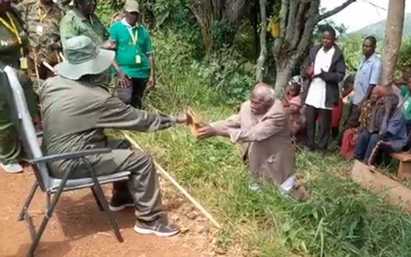 lemdzabu's tweet photo. #UGASWAR I'm trying to find one reason why we should be in a twitter war with Ugandans🤷🏿♂️ and I didn't find a single one. Those people don't even have access to an ATM. Museveni is the only one who withdraw cash then go to pay them salaries by hand. Old ppl getn their grants https://t.co/470gc47dI9