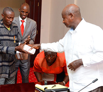 lemdzabu's tweet photo. #UGASWAR I'm trying to find one reason why we should be in a twitter war with Ugandans🤷🏿♂️ and I didn't find a single one. Those people don't even have access to an ATM. Museveni is the only one who withdraw cash then go to pay them salaries by hand. Old ppl getn their grants https://t.co/470gc47dI9