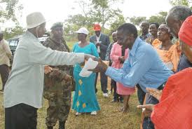 lemdzabu's tweet photo. #UGASWAR I'm trying to find one reason why we should be in a twitter war with Ugandans🤷🏿♂️ and I didn't find a single one. Those people don't even have access to an ATM. Museveni is the only one who withdraw cash then go to pay them salaries by hand. Old ppl getn their grants https://t.co/470gc47dI9