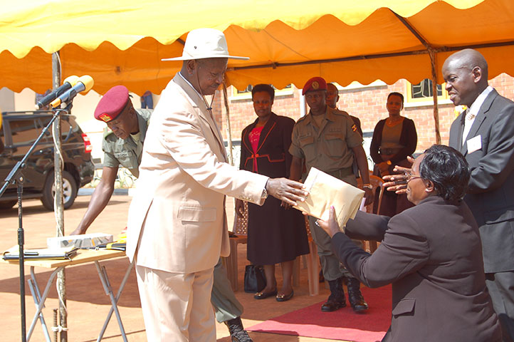 lemdzabu's tweet photo. #UGASWAR I'm trying to find one reason why we should be in a twitter war with Ugandans🤷🏿♂️ and I didn't find a single one. Those people don't even have access to an ATM. Museveni is the only one who withdraw cash then go to pay them salaries by hand. Old ppl getn their grants https://t.co/470gc47dI9