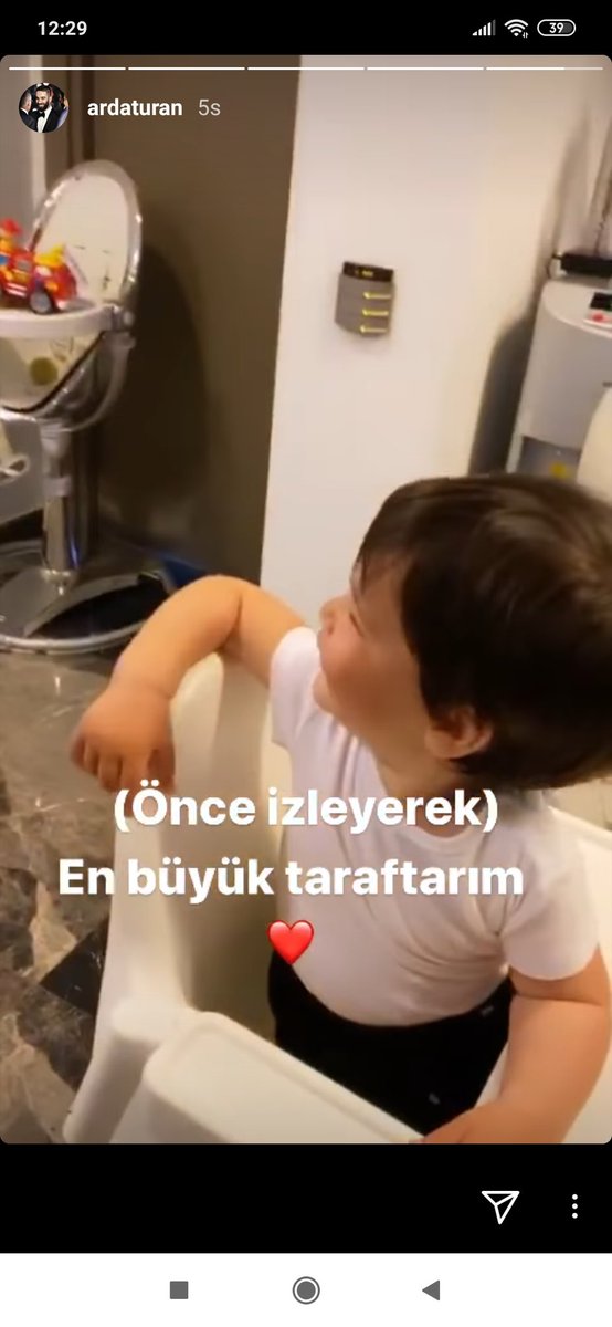 Şu ikea mama sandalyesinin kerameti nedir anlayamadım. Arkada ultra lüks mama sandalyesi var ama 80 liralık mama sandalyesi kullanılıyor. Biz de 3 yıl önce 500 TL civarında bi para verip ergonomik bi mama sandalyesi almıştık ama ikea'dan da alıp hep onu kullanmıştık.